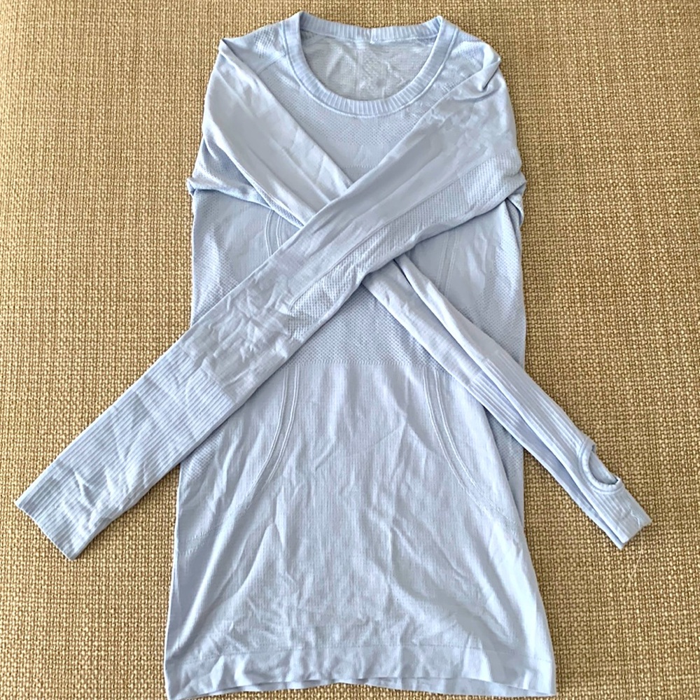Women’s Lululemon Long sleeve with thumb holes